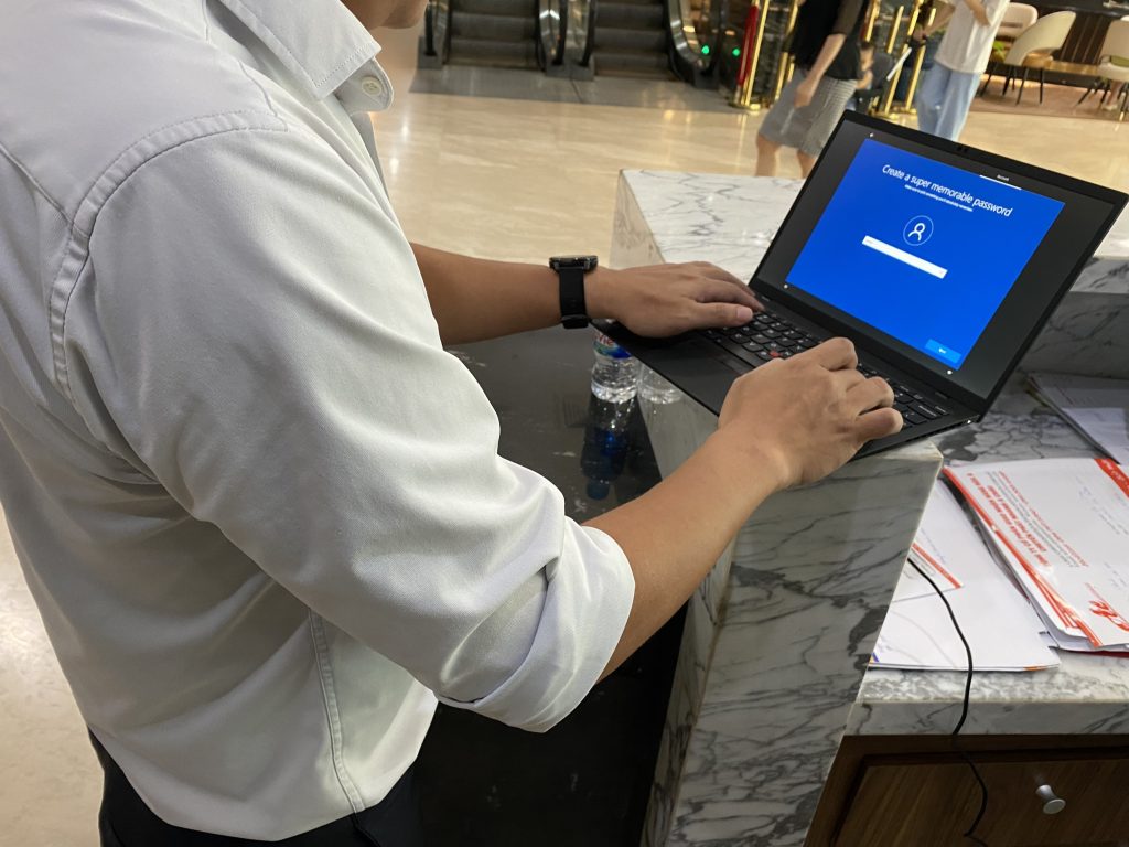 Khách hàng tại Laptop Minh Đạt-1
